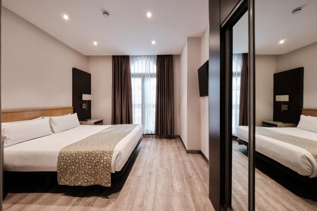 Catalonia Sagrada Familia - Resim 21