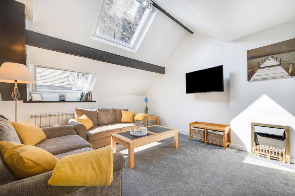 ケンダルにある2 Bed in Kendal oc-ld167のソファと暖炉のあるリビングルーム