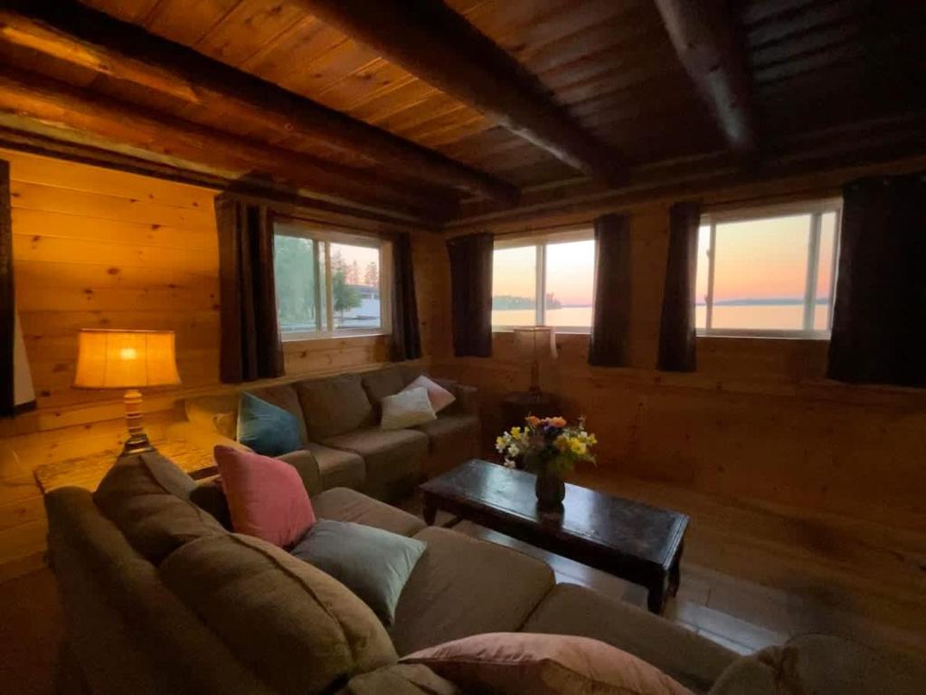 Zona de estar de 3-Bedroom Cottage #10 - Balsam Lake