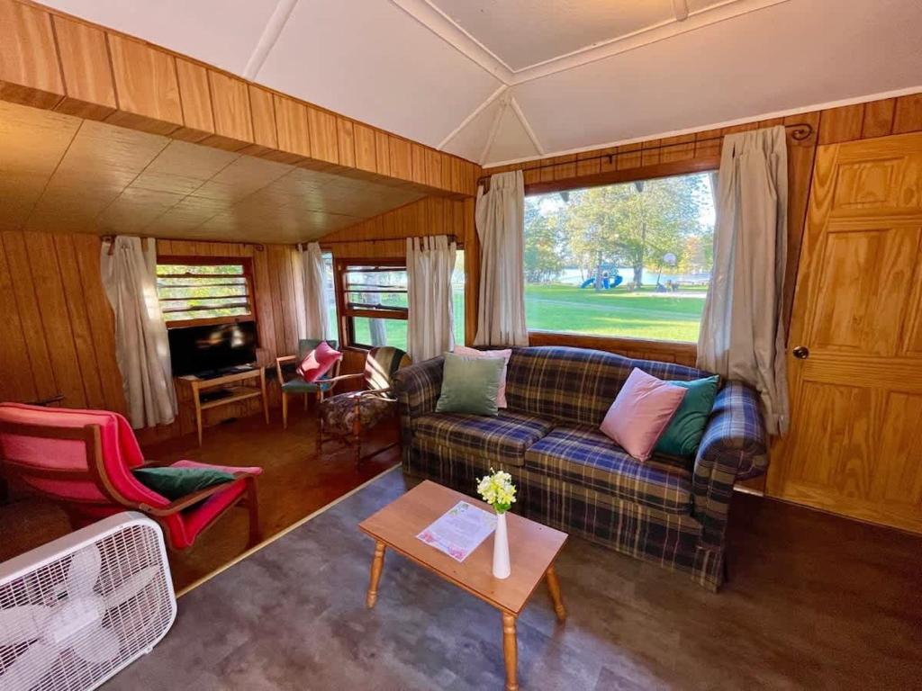 Zona de estar de Balsam Lake - 3-Bedroom Cottage #4