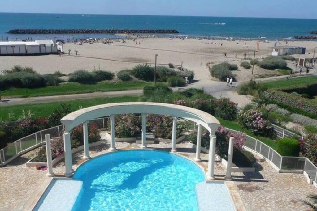 - une piscine avec vue sur la plage dans l'établissement Asteria by Pom, clim, pkg, wifi, au Cap d'Agde