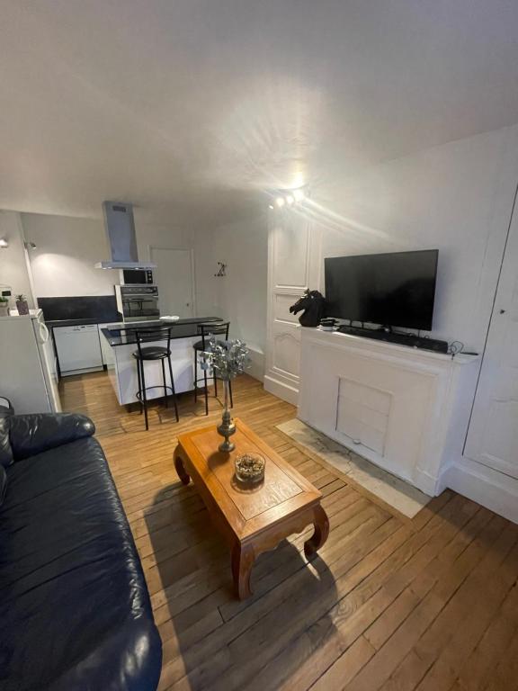 Una sala de estar con un sofá y una mesa de café. en Duplex Hyper centre cosy, en Auxerre