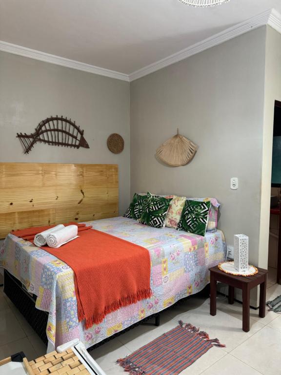 ジェリコアコアラにあるPousada Delicias da vilaのベッドとテーブルのある寝室