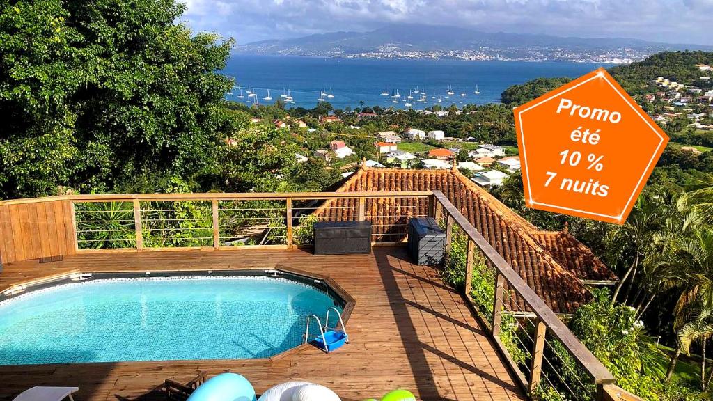 un cartello accanto alla piscina di F3 Famille ou Amis - Piscine, Vue Mer et Calme - Anse à l'Âne, 3-Îlets a Les Trois-Îlets