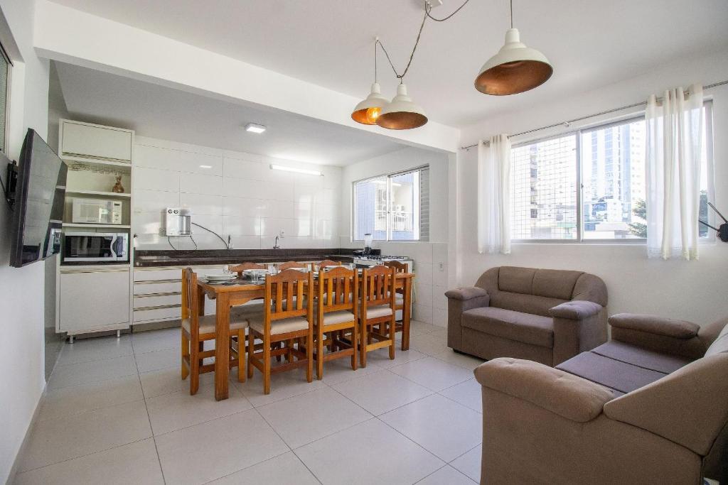 une cuisine et une salle à manger avec une table et des chaises dans l'établissement PLT41 - Sacada Ampla com Churrasqueira, 3 Suítes, à Balneário Camboriú