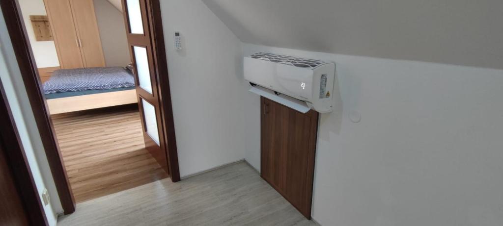 Postel nebo postele na pokoji v ubytování Podkrovní apartmán se společným bazénem