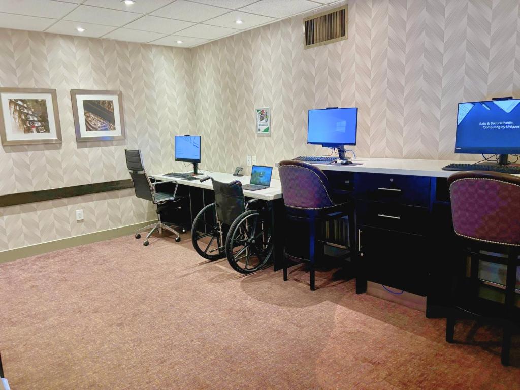 Holiday Inn Toronto International Airport by IHG photo