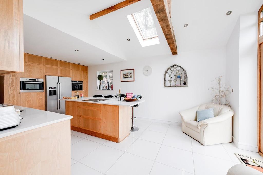 a kitchen with white floors and a white counter top at Harbourways Emsworth, Pet Friendly Coastal Retreat, Contractors & Leisure, Free Parking, Walk to Pubs in Emsworth