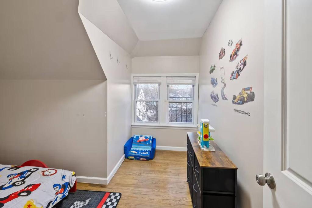 Un dormitorio con una cama y un escritorio y una ventana. en King Bed | WiFi Desk | Air Hockey | Car Bed, en East Orange