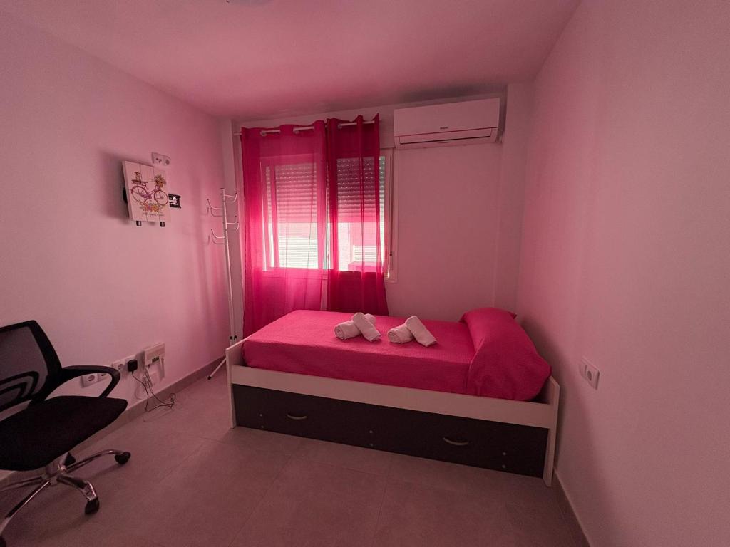A bed or beds in a room at Apto. Escolano, Playa de la Cachucha. WiFi, A/C