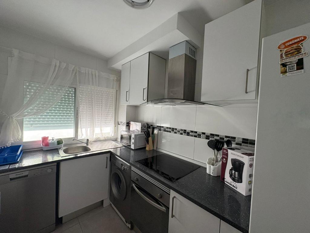 A kitchen or kitchenette at Apto. Escolano, Playa de la Cachucha. WiFi, A/C