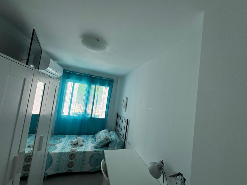 A bed or beds in a room at Apto. Escolano, Playa de la Cachucha. WiFi, A/C