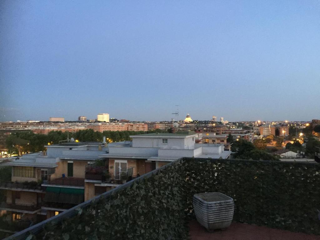 ローマにあるThe Sun Houseの屋根から市街の景色を望む