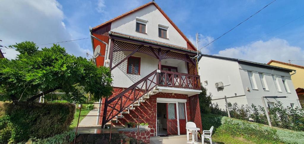 Το κτήριο όπου στεγάζεται  το διαμέρισμα