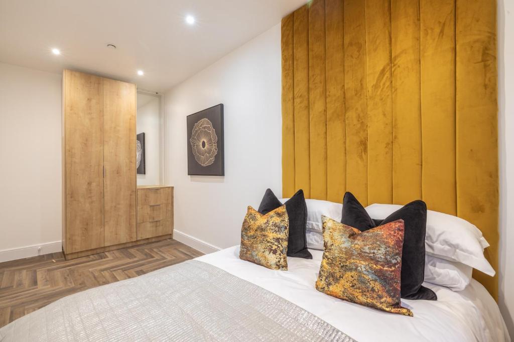 a bedroom with a large bed with pillows on it at Luxury Apartment In City Centre Ideal For Business & Families With Free Gym By The Pocklington - The Guild Suite in Leicester