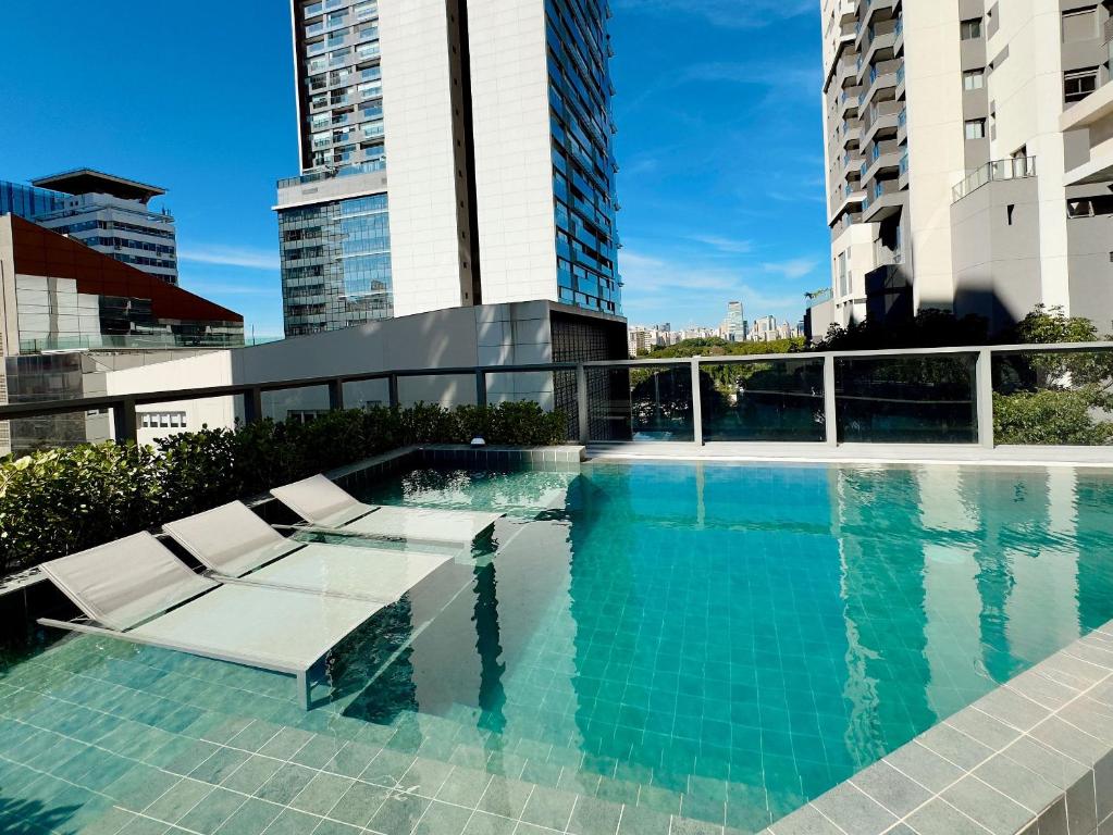 a swimming pool on the roof of a building at Apto completo em Pinheiros. Estilo e Conforto! in Sao Paulo