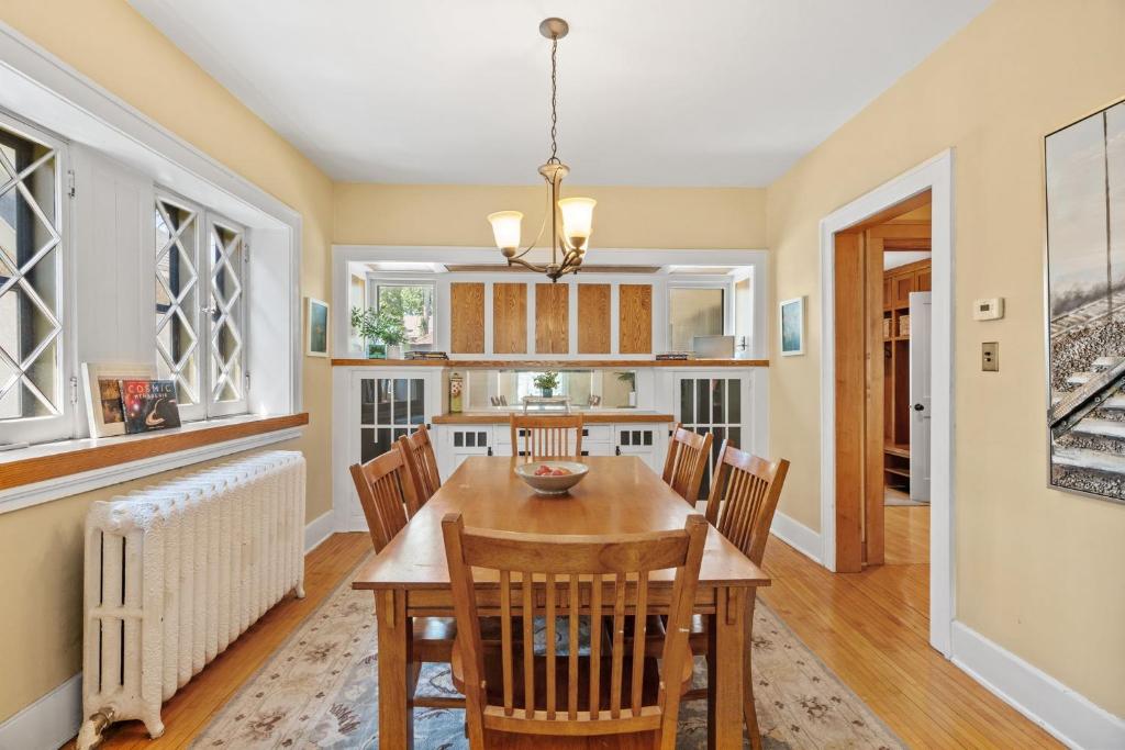 Una cocina y un comedor con mesa y sillas de madera. en Pillsbury Hideaway, en Minneapolis