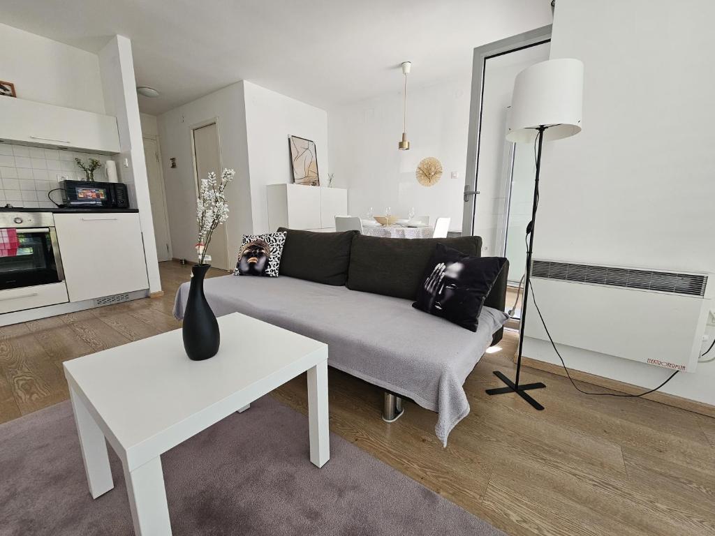 ein Wohnzimmer mit Sofa und Tisch in der Unterkunft Maslacak Lila Apartment in Zlatibor