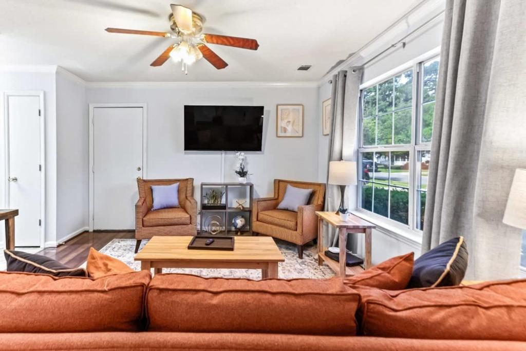 a living room with a couch and a ceiling fan at 20 Mins from the Airport- Sunny Soling Hideaway in Savannah