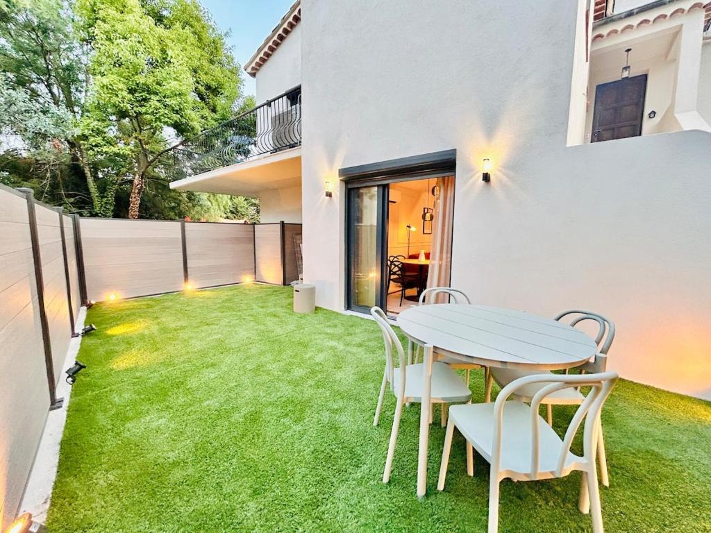 Κήπος έξω από το Luxury Suite - Intimate Garden, BBQ & Private Parking