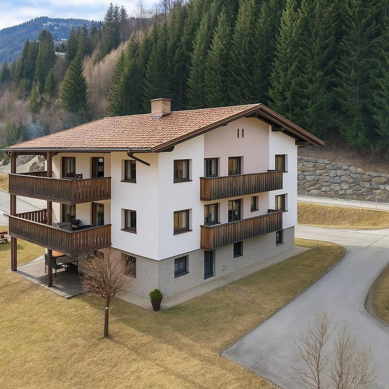 ein großes weißes Haus mit Holzbalkonen in der Unterkunft Hamatli Paznaun in Kappl