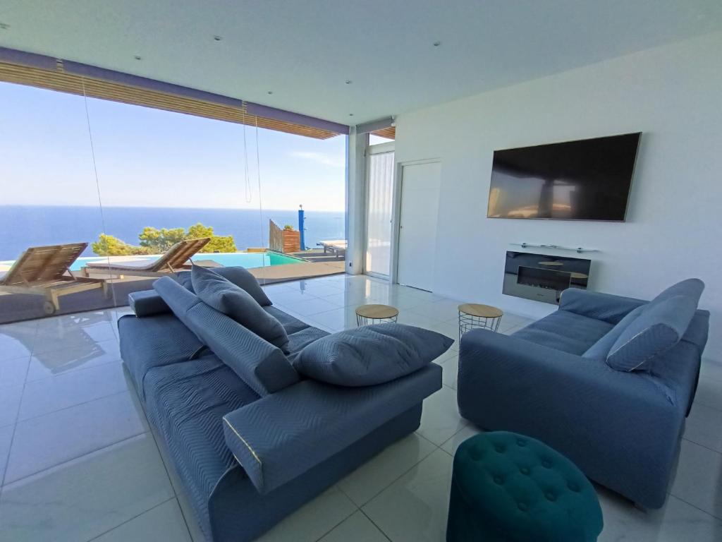 Televízia a/alebo spoločenská miestnosť v ubytovaní Villa Luxury Paradise