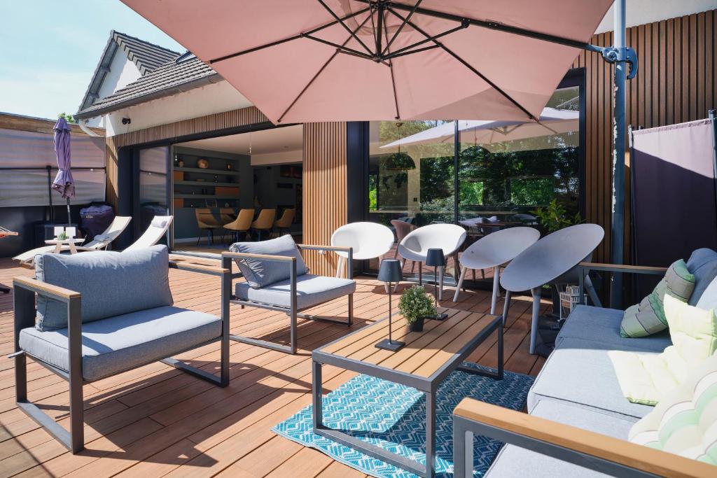 Χώρος καθιστικού στο Paris Garden River residence
