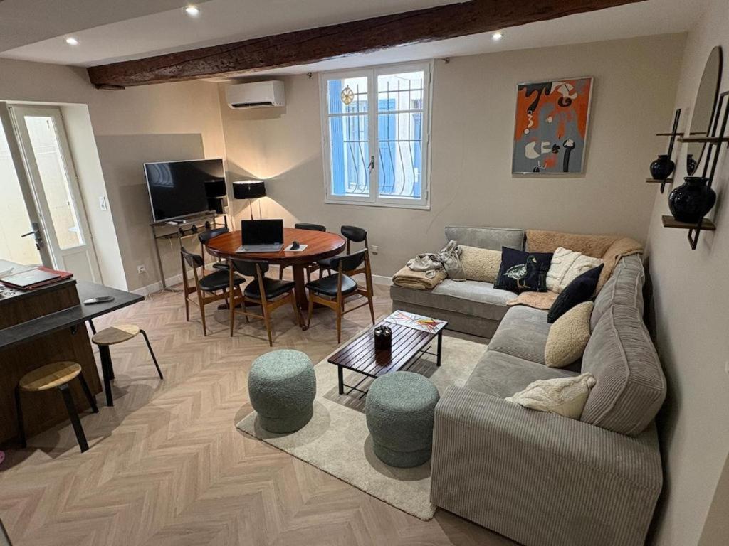 a living room with a couch and a table at La Petite Étoile d'Avignon in Avignon