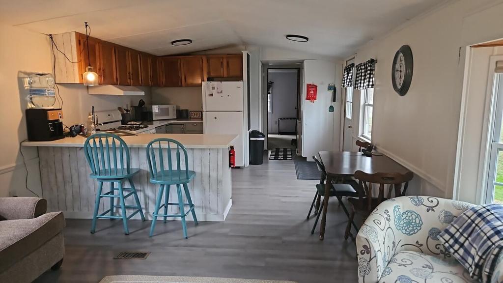 una cucina e un soggiorno con tavolo e sedie di Charming Countryside Retreat a Fort Plain