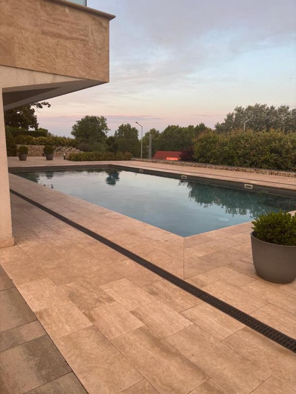 una piscina en medio de un patio en Andrea Apartman, en Alsóörs