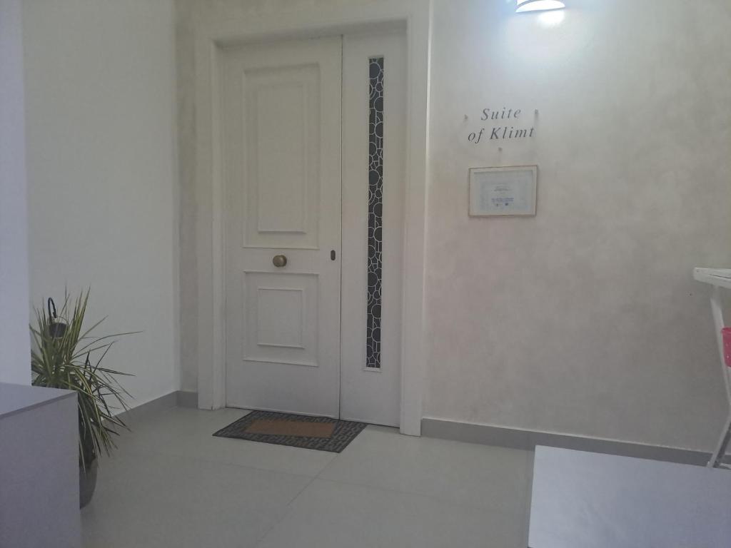Fotografie z fotogalerie ubytování SUITE OF KLIMT v destinaci Porto Cesareo