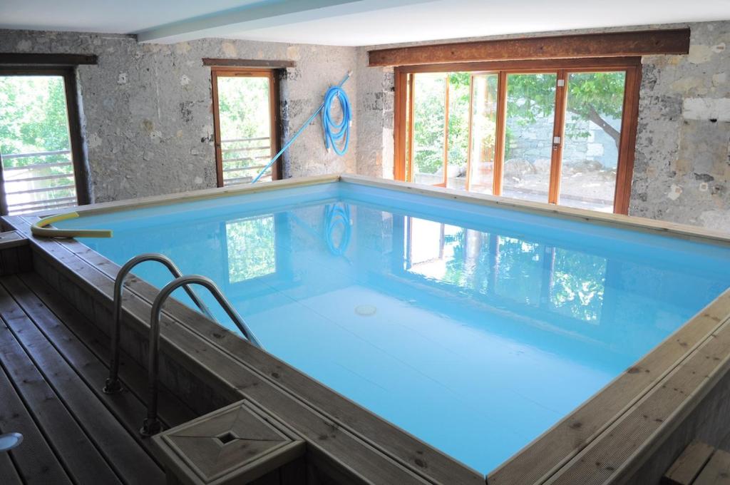 una grande piscina in una casa di LaForge a Noyarey