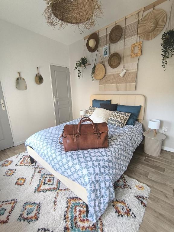 une chambre avec un lit avec un sac à main dessus dans l'établissement Brise Nacrée proche plage, à Dunkerque