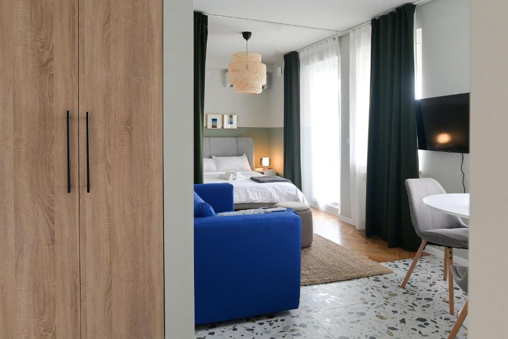 Lili's Studio 2 with Balcony, Near Bus Station, Free Parking