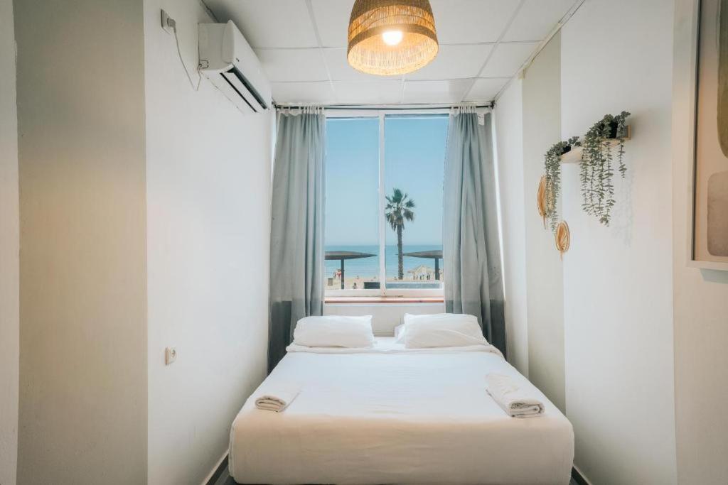 Postel nebo postele na pokoji v ubytování Central Beach Hotel