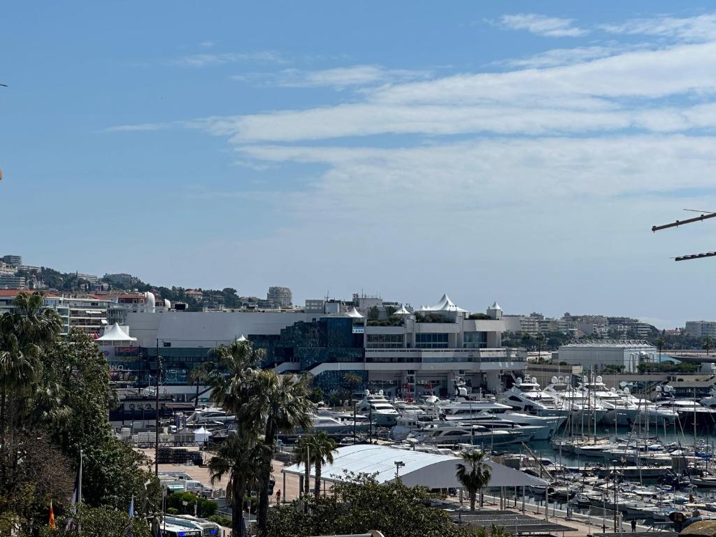 - une vue sur un port avec des bateaux dans une ville dans l'établissement 2 Bedrooms sea view in Le Suquet, à Cannes
