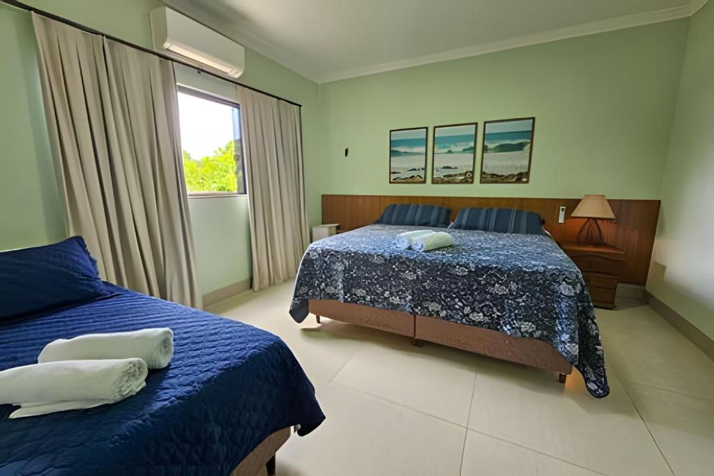 Casa Orquídeas, com piscina aquecida e vista, 3Q في بونيتو: غرفة نوم بها سريرين ونافذة