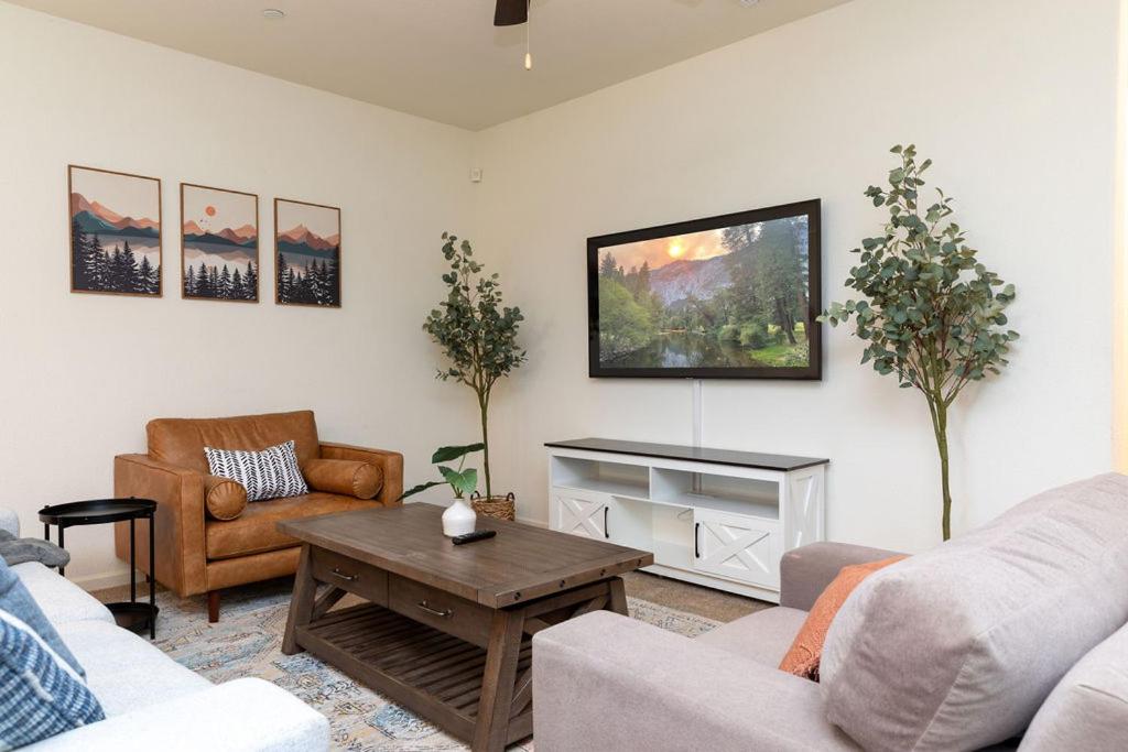 マーセドにあるModern 5 bed near hospitals and UC Mercedのソファとテーブルのあるリビングルーム