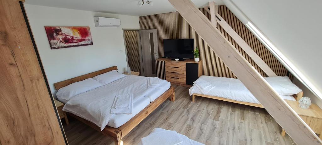 Postel nebo postele na pokoji v ubytování Apartmány Žireč