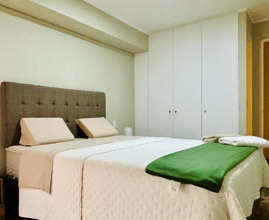 Postel nebo postele na pokoji v ubytování Modern and centrally located with a rooftop