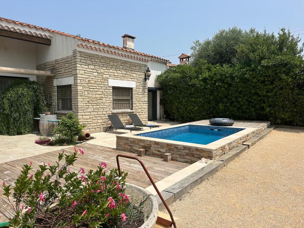 une cour arrière avec une piscine et une maison dans l'établissement Brigantine 3, à La Ciotat