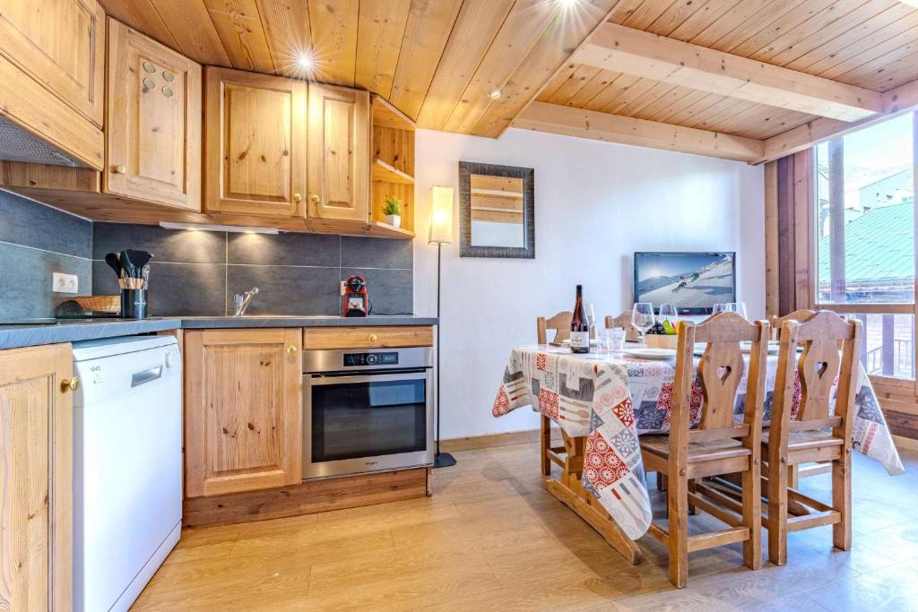 Cozy Mountain Apartment - Ski-In Ski-Out Access, Balcony & Parking - Résidence Le Silveralp