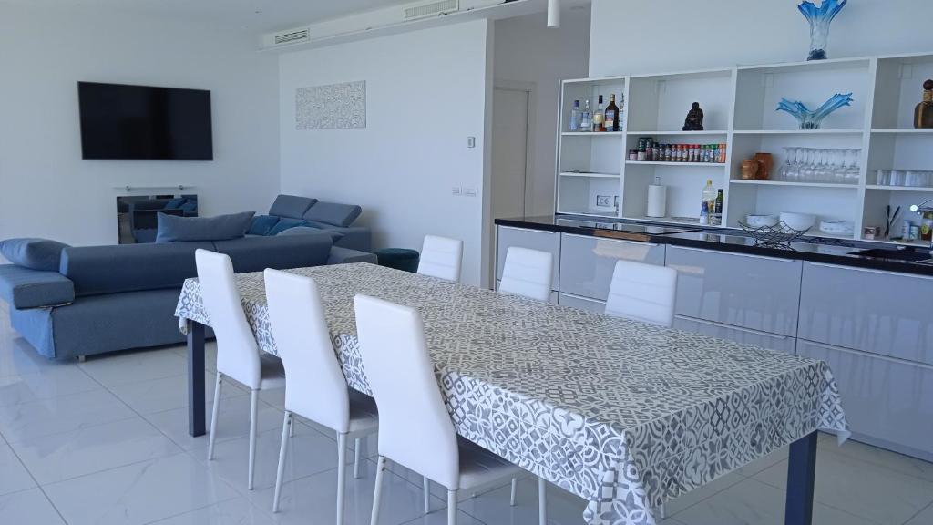Televízia a/alebo spoločenská miestnosť v ubytovaní Villa Luxury Paradise