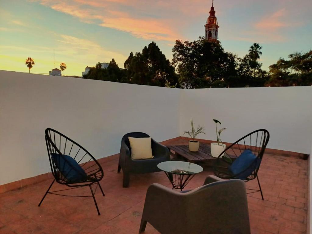 a patio with two chairs and a table and two chairs at Casa Mayolica, en el centro de Salta, con terraza y estacionamiento gratuito in Salta