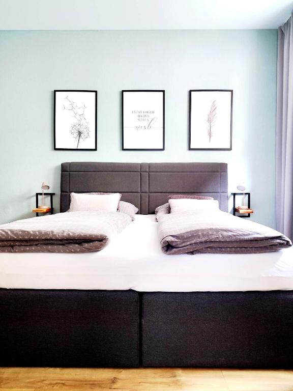 50 qm Ferienwohnung für 4 Personen, Monteure oder Geschäftsreisende, Smart-TV, WLAN, separater Eingang, 24 Std Check-in, Doppelbett, 2 Schlafsofa, 50 m bis zum Schlosspark, Lebensmittelgeschäfte in der Nähe