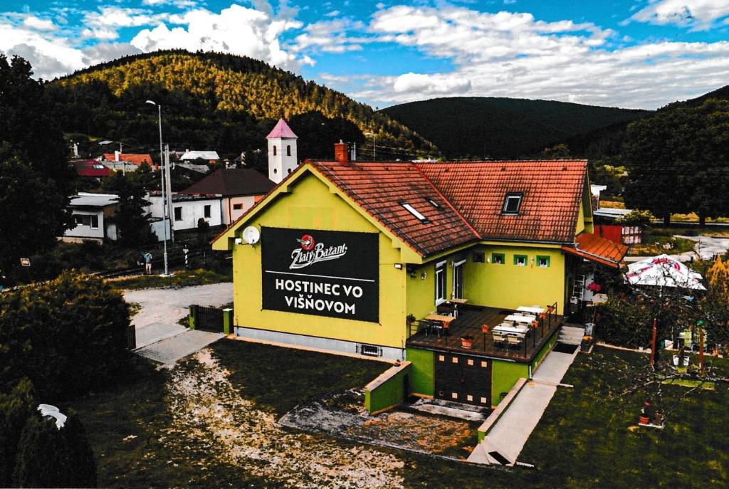 Nespecifikovaný výhled na hory nebo výhled na hory při pohledu z penzionu