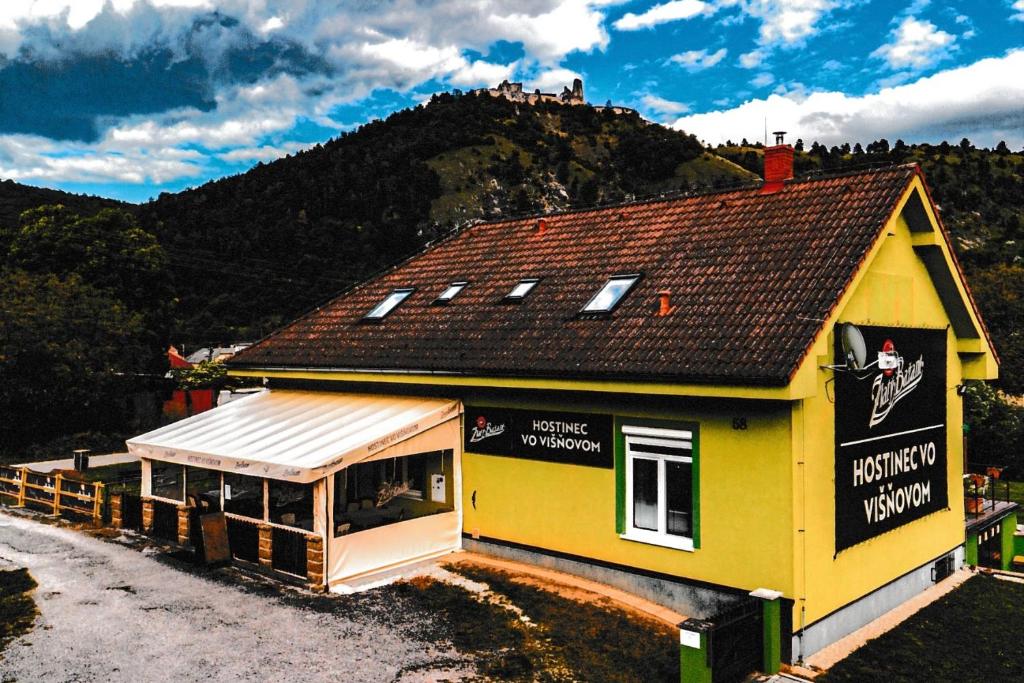 Nespecifikovaný výhled na hory nebo výhled na hory při pohledu z penzionu