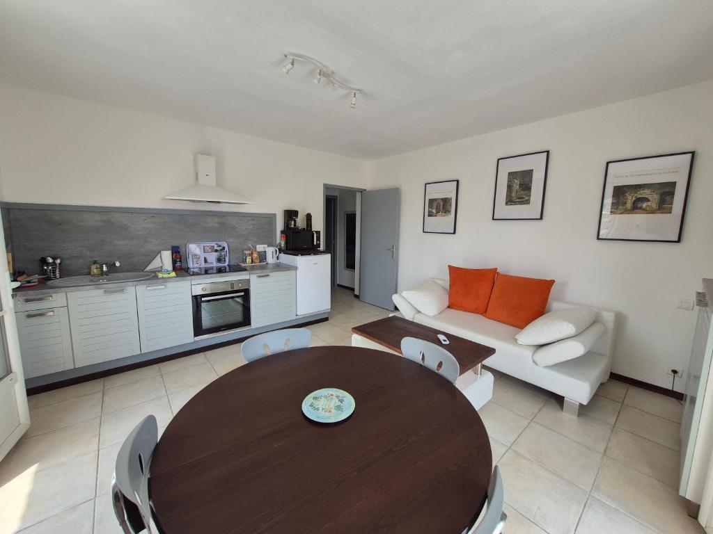 un salon avec une table et un canapé dans l'établissement calista, à Bastia