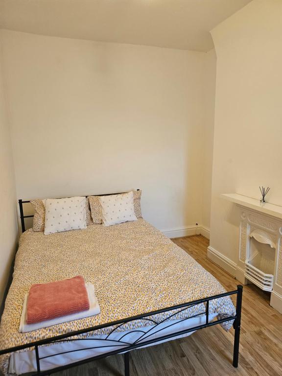 Кровать или кровати в номере Marine Bed LFC Liverpool City Centre