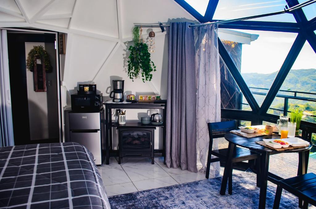 Kuchyň nebo kuchyňský kout v ubytování Sunrise Hill Glamping